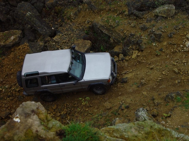 Land Rover 4x4 gris visto desde arriba 